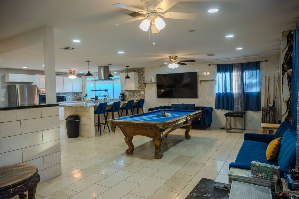 kirkland-spacious-house-near-las-vegas-strip-with-pool/