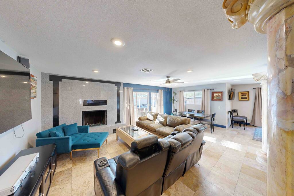 kirkland-spacious-house-near-las-vegas-strip-with-pool/