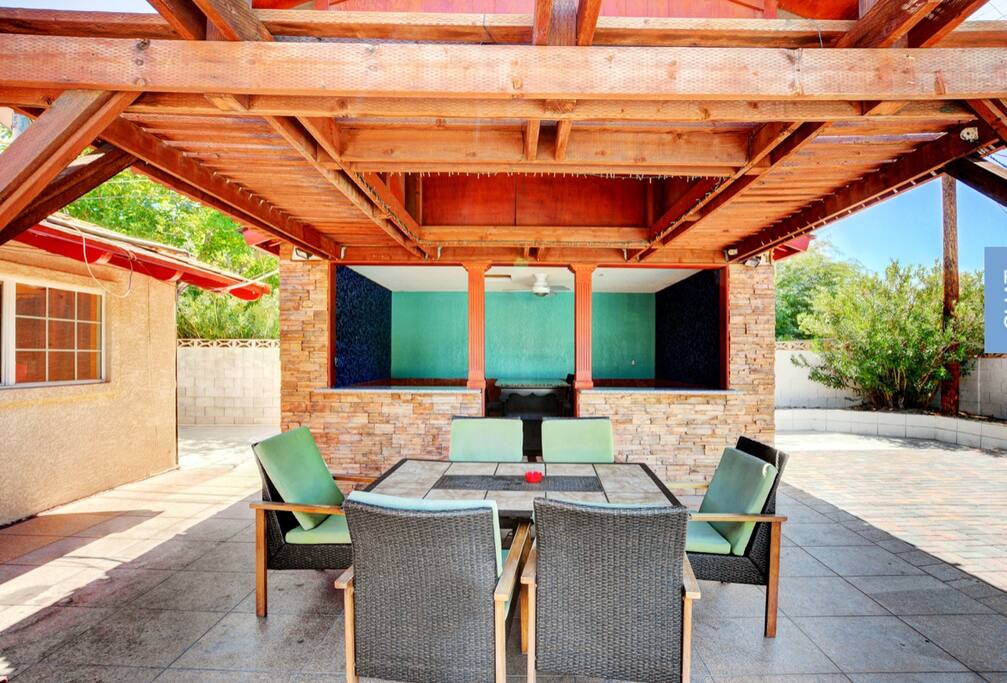 kirkland-spacious-house-near-las-vegas-strip-with-pool/