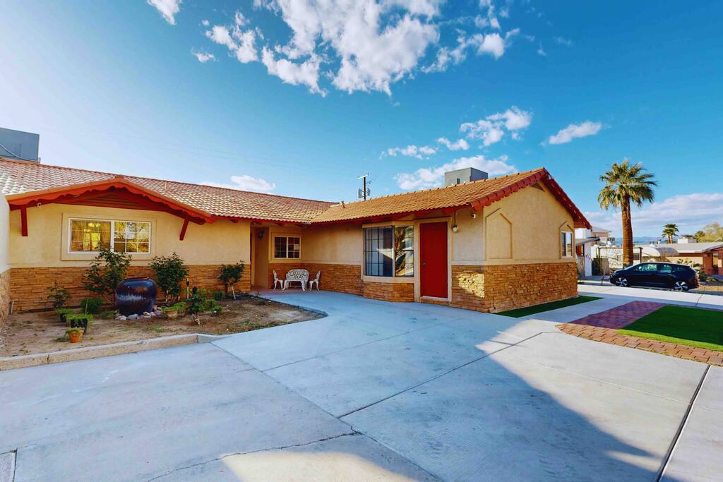 kirkland-spacious-house-near-las-vegas-strip-with-pool/