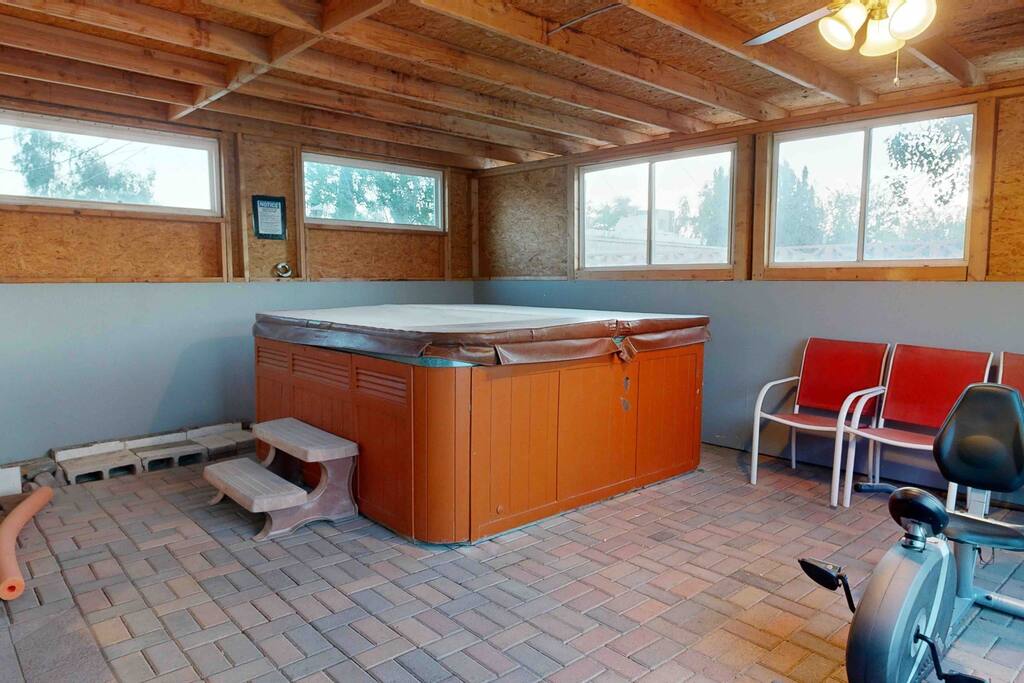 kirkland-spacious-house-near-las-vegas-strip-with-pool/