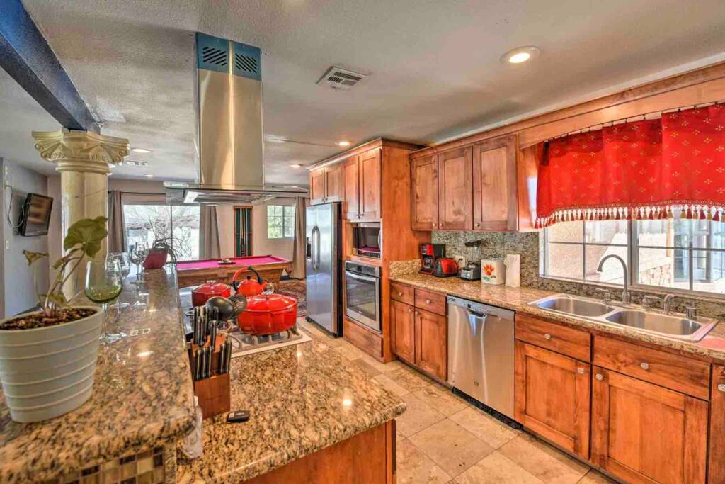 kirkland-spacious-house-near-las-vegas-strip-with-pool/