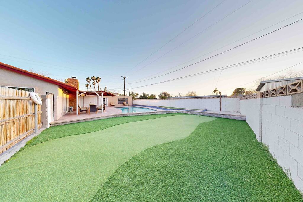 kirkland-spacious-house-near-las-vegas-strip-with-pool/