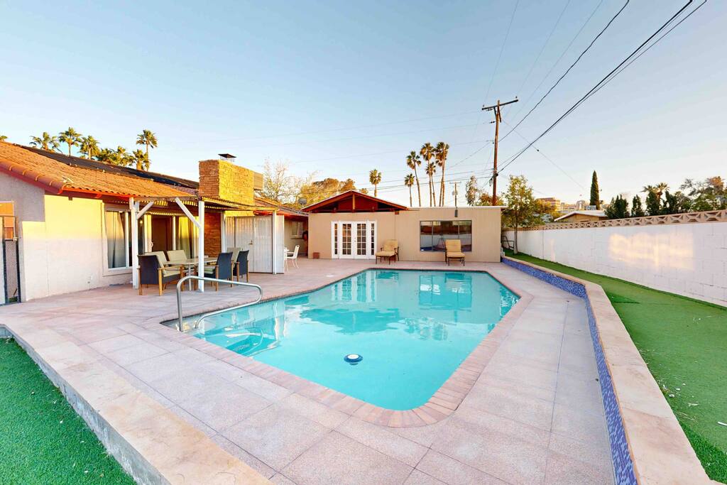 kirkland-spacious-house-near-las-vegas-strip-with-pool/