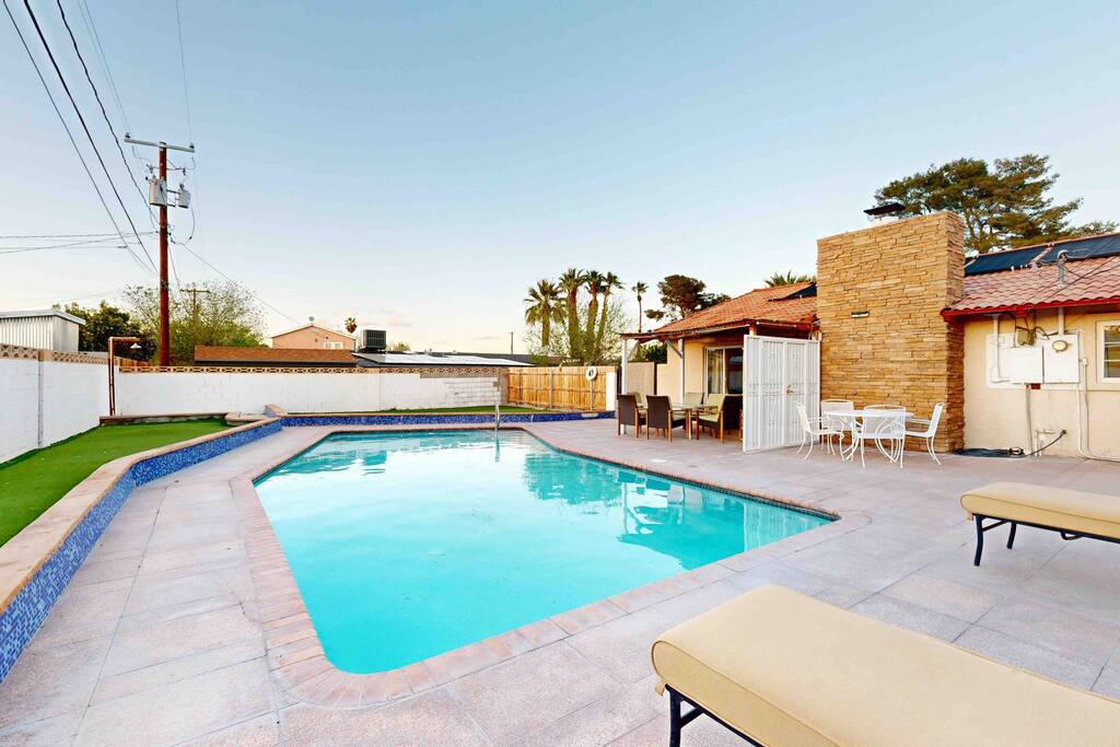 kirkland-spacious-house-near-las-vegas-strip-with-pool/