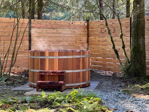 Sky Hütte: Nordic cabin with cedar barrel hot tub