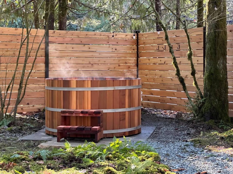 Sky Hütte: Nordic cabin with cedar barrel hot tub - Skykomish