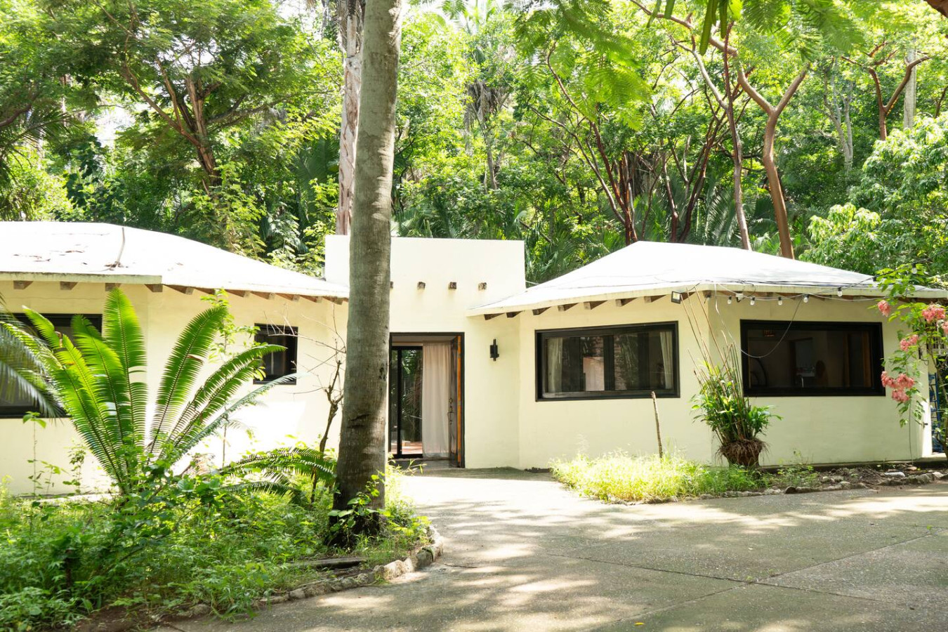 sanctuary-1-bedroom-+-main-house/