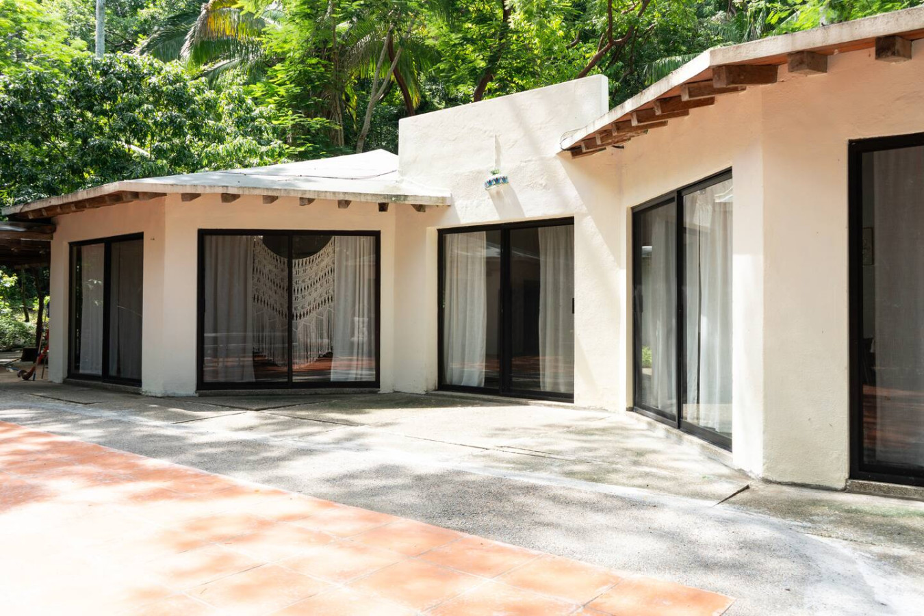 sanctuary-1-bedroom-+-main-house/