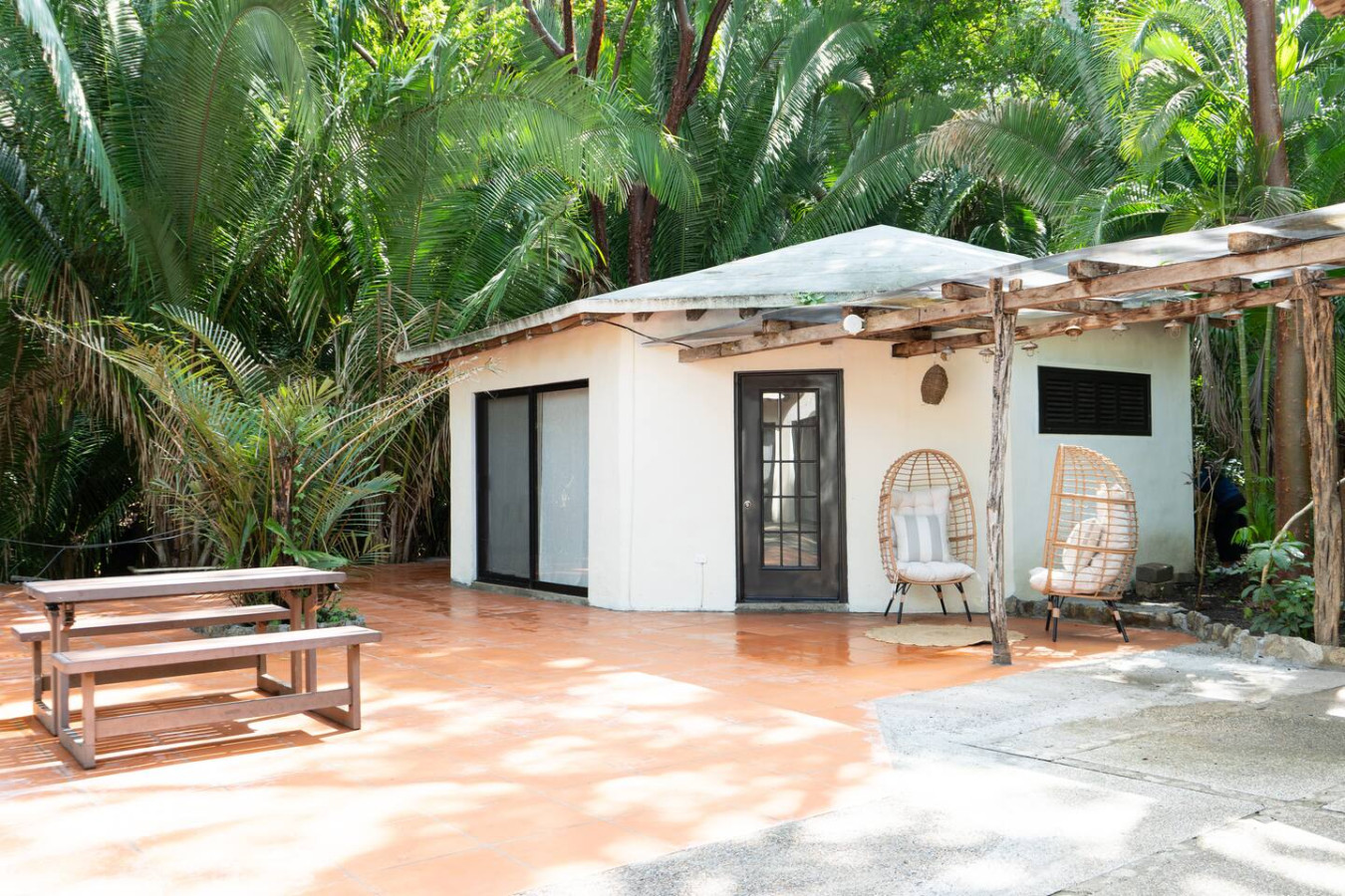 sanctuary-1-bedroom-+-main-house/