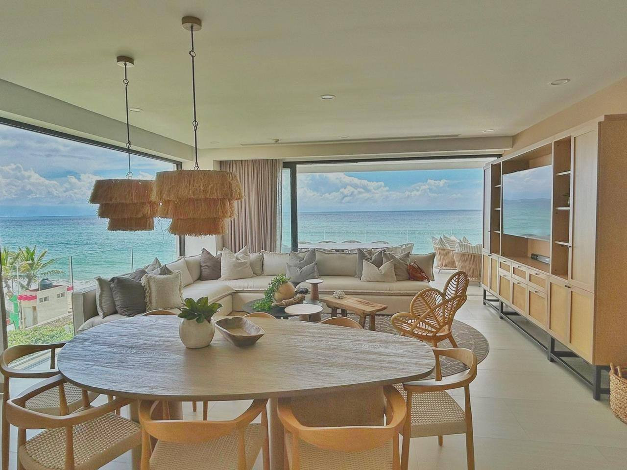 New Lux 4 bed - Your Dream Beachfront Getaway!