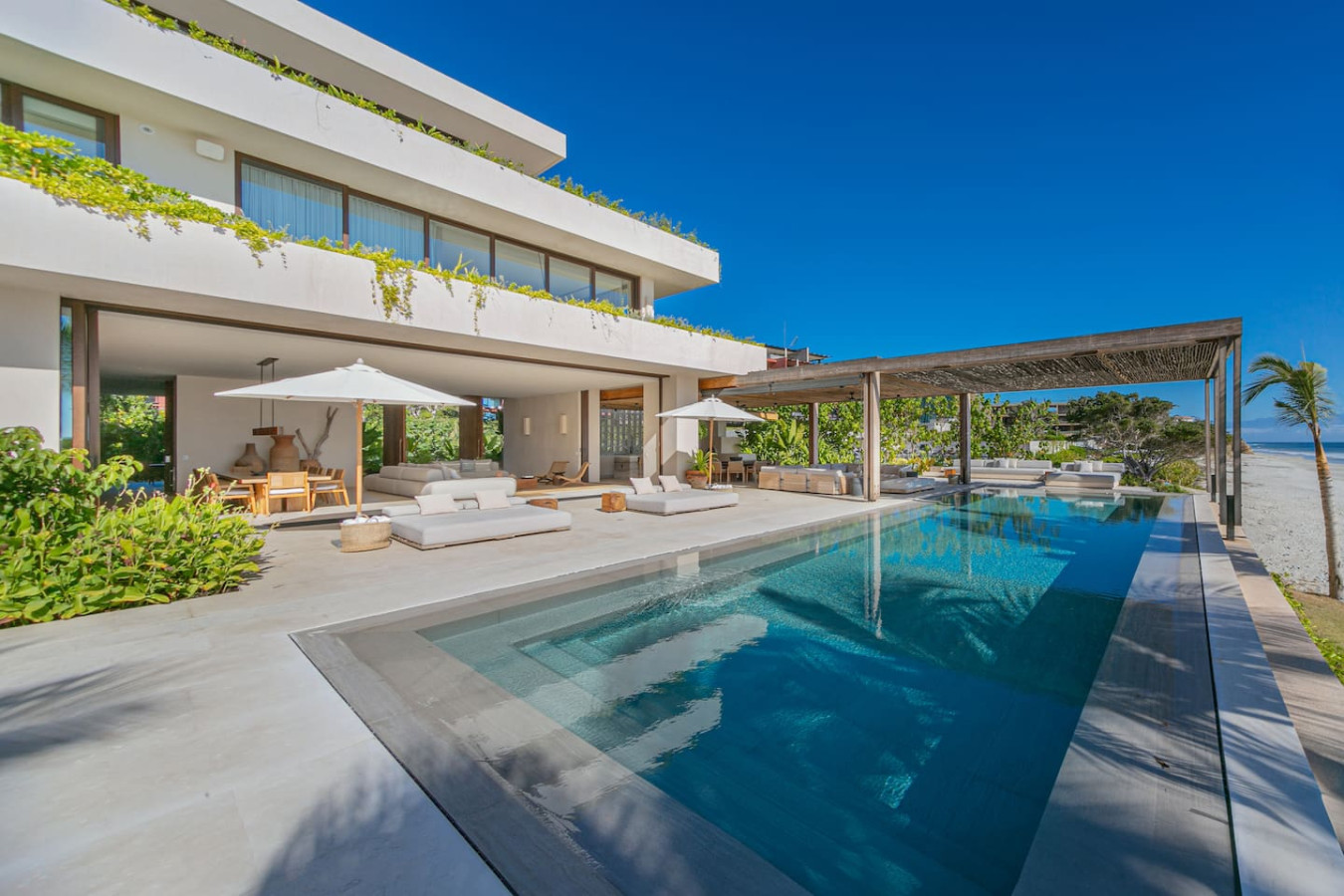 6-bd-premier-beach-front-location/