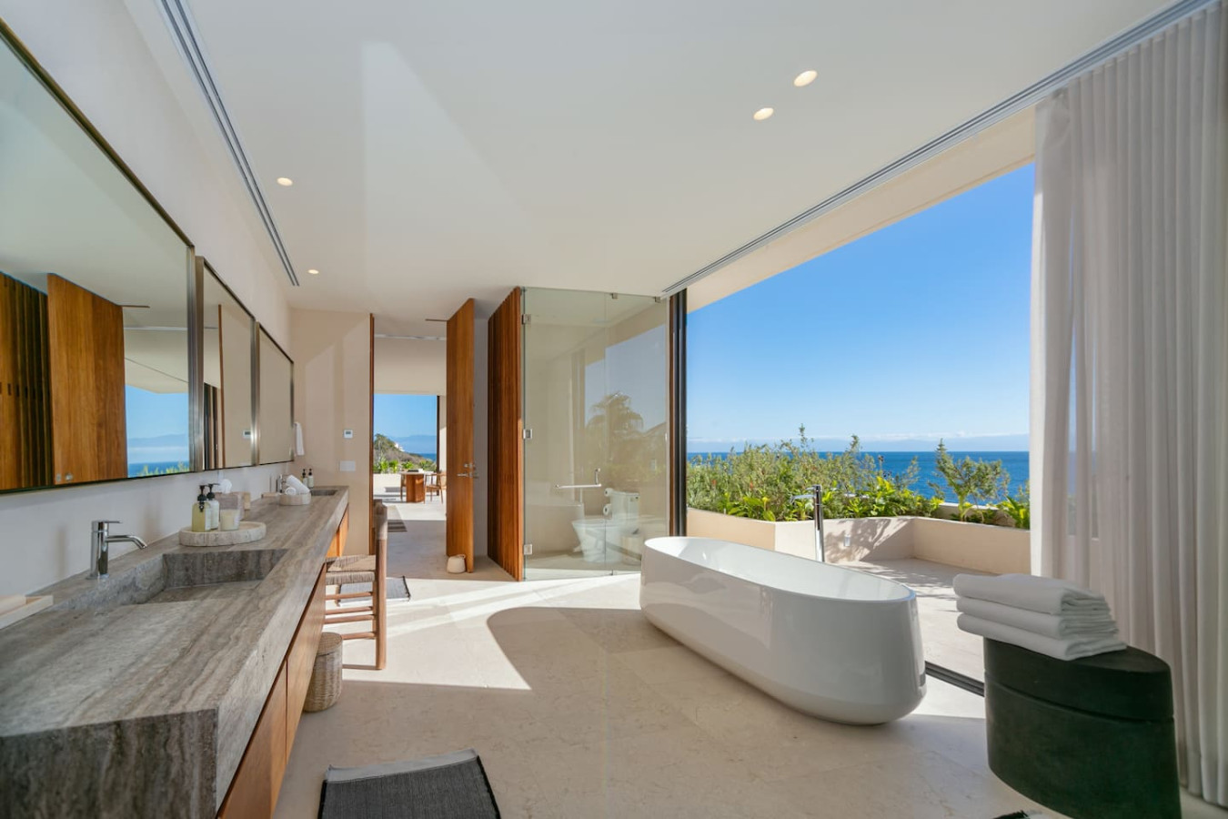 6-bd-premier-beach-front-location/