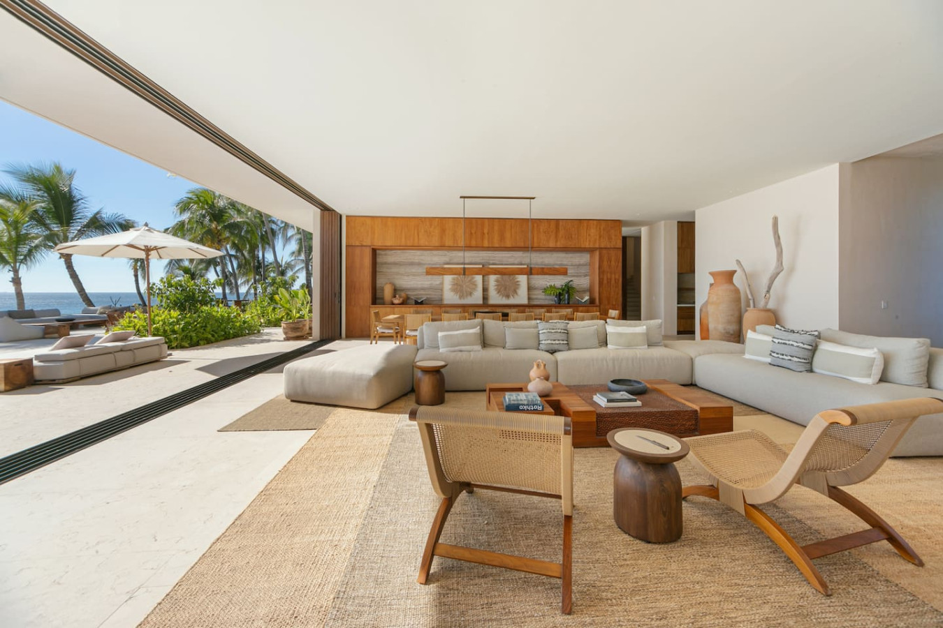 6-bd-premier-beach-front-location/