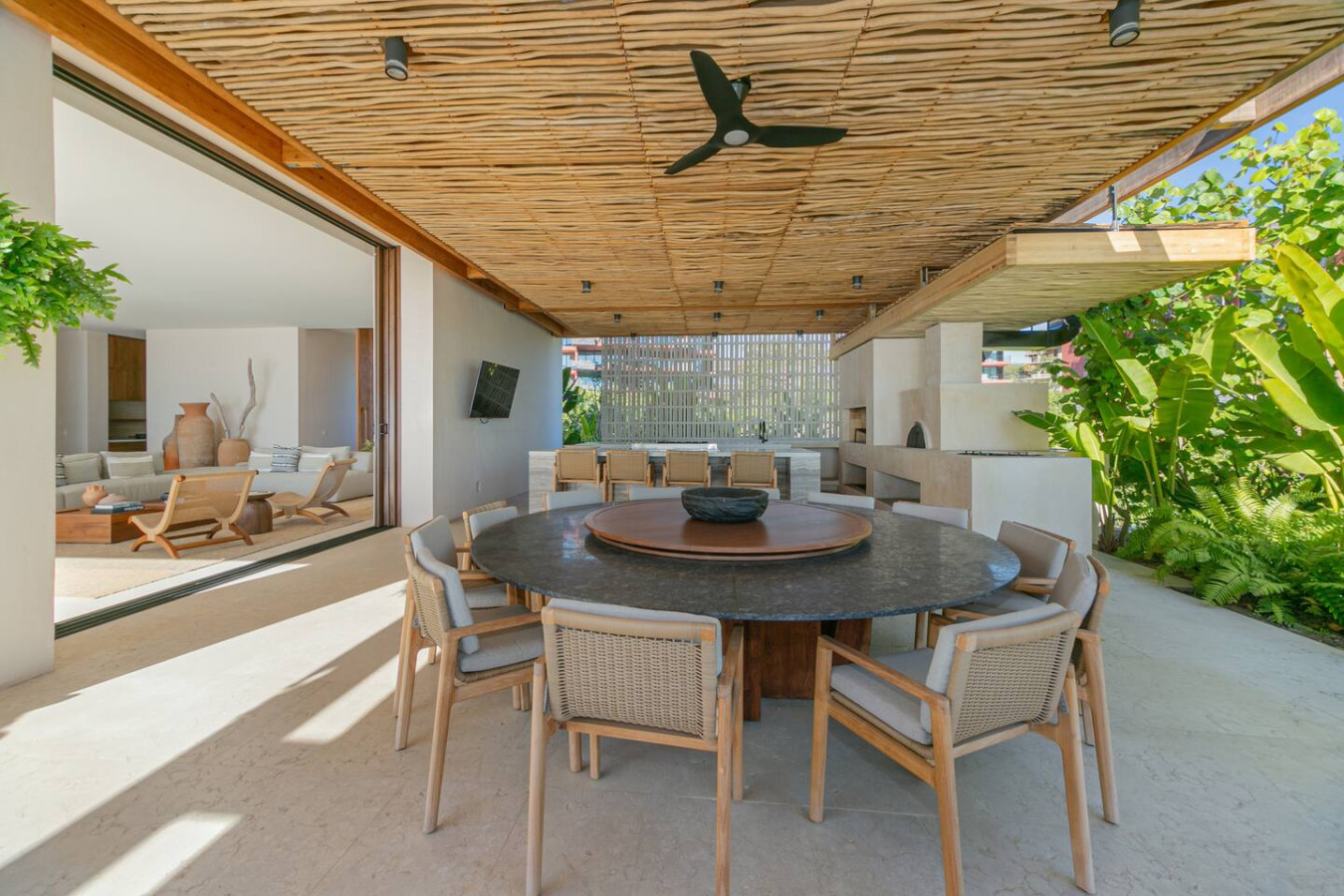 6-bd-premier-beach-front-location/