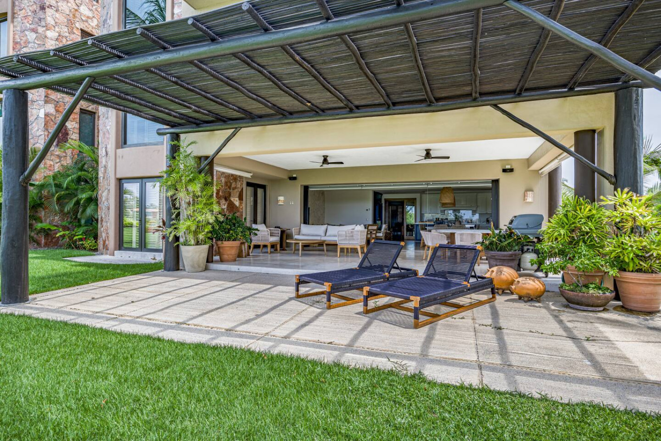 luxury-ground-floor-condo-3-bed-+-4.5-bath/