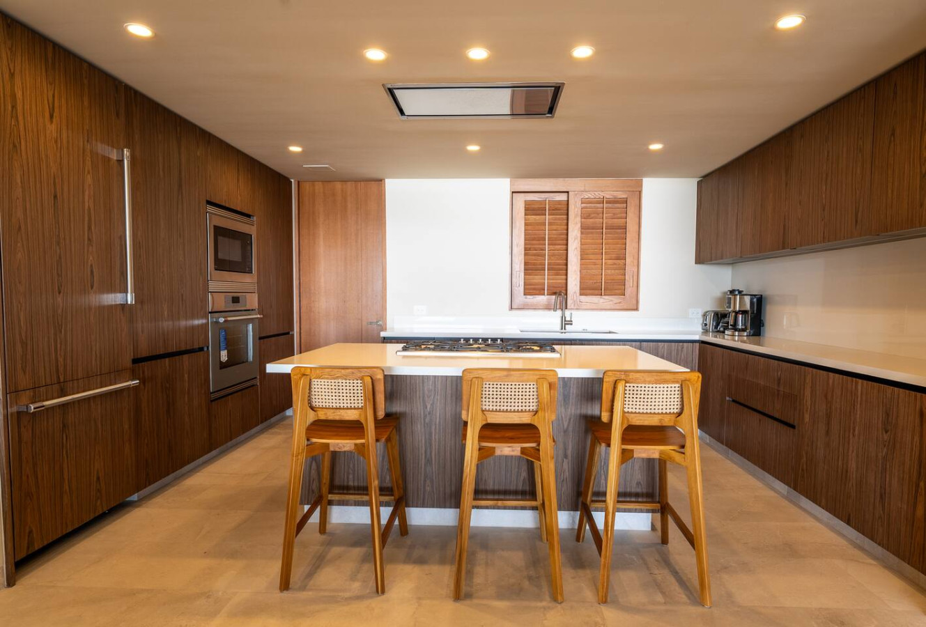 4-bed-lux-condo-ocean-views-+-private-pool/