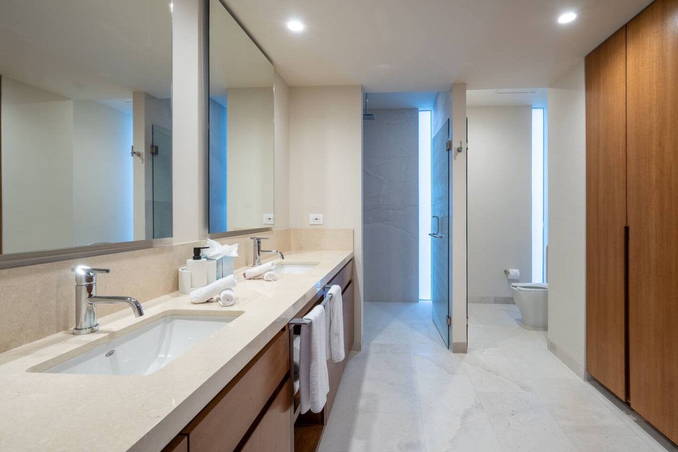 4-bed-lux-condo-ocean-views-+-private-pool/