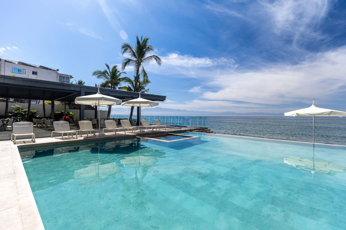 4-bed beachfront Lux Apartment