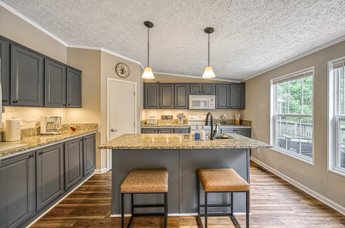 cozy-lake-anna-home-sleeps-8-fire-pit-game-room/