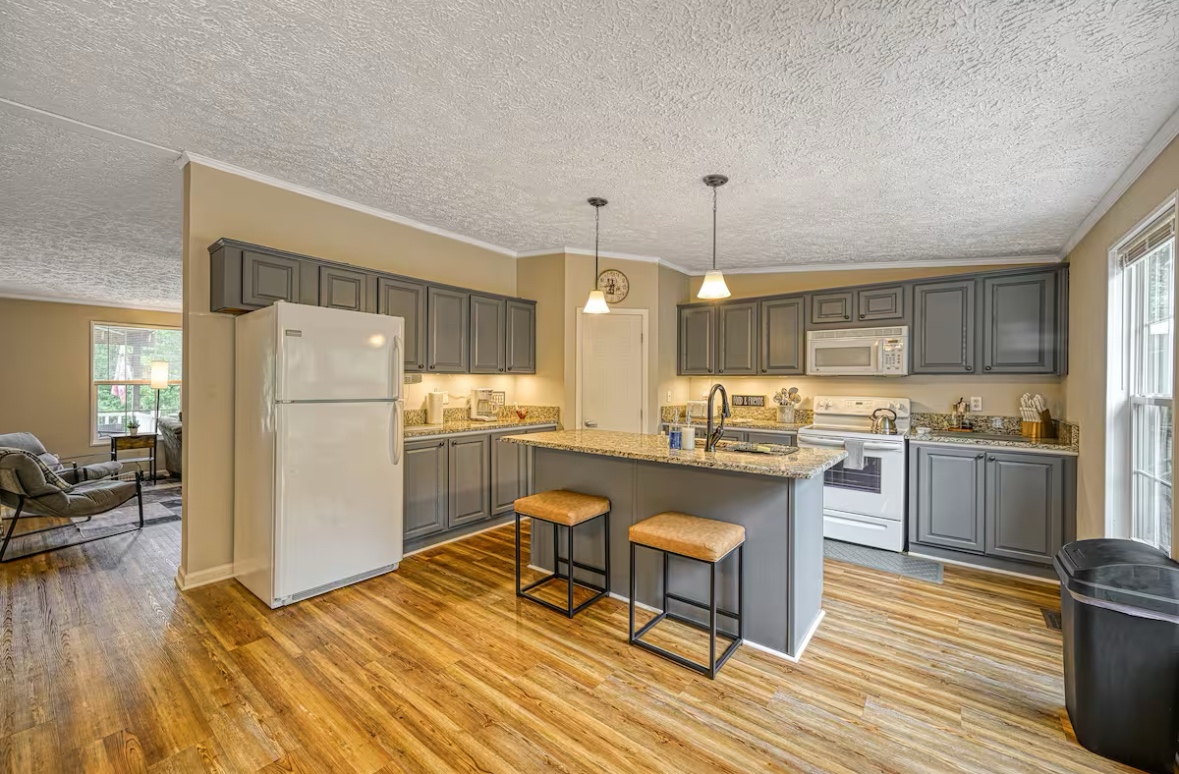 cozy-lake-anna-home-sleeps-8-fire-pit-game-room/