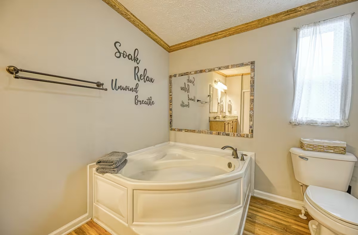 cozy-lake-anna-home-sleeps-8-fire-pit-game-room/