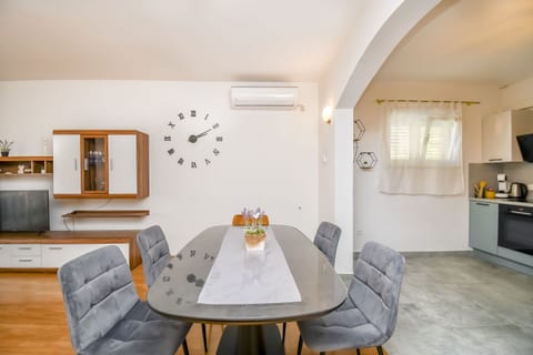 Apartments Smoljić - Unit 377878-13