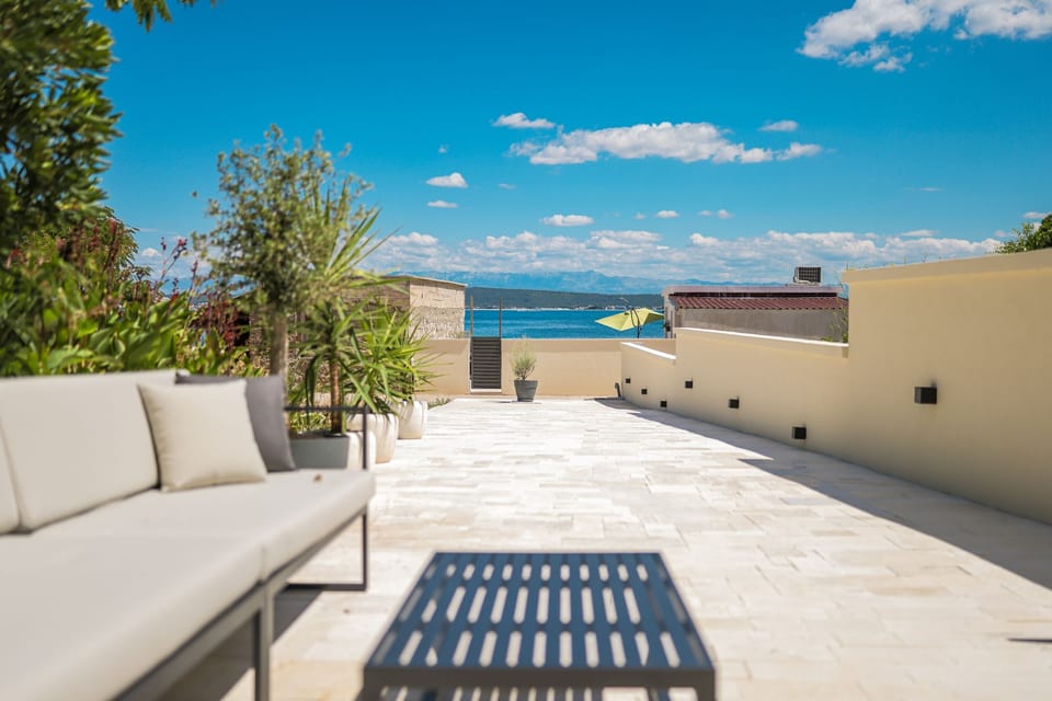 Apartments Beachfront Pebble - Unit 377786-13 - Croatia