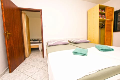 Apartments Josip - Unit 46760-61