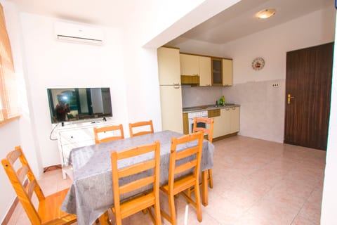Apartments Josip - Unit 46760-61