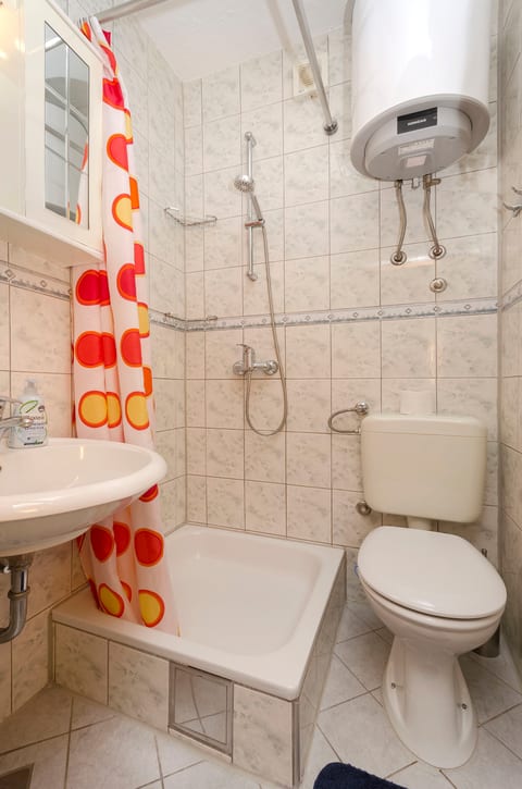 Apartments and Rooms Mladen - Unit 48175-61