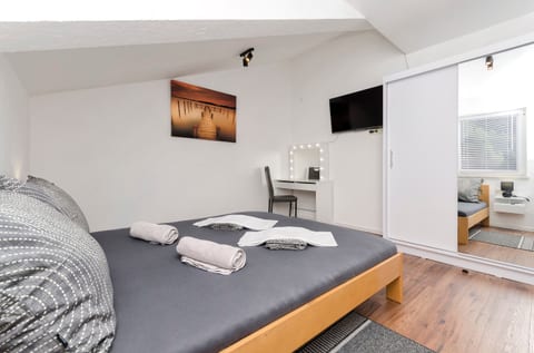 Apartments and Rooms Mladen - Unit 375946-13