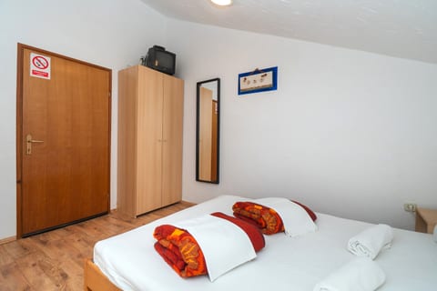 Apartments and Rooms Mladen - Unit 375947-13