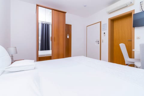 Apartment and Rooms Ana - Unit 49095-61