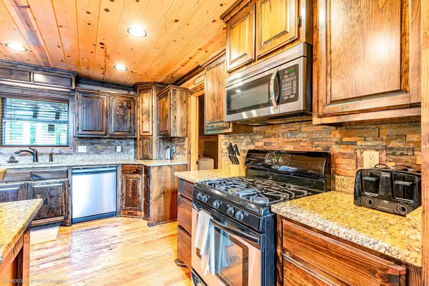Full Kitchen, stocked with pots, pans, cutlery and appliances Full Kitchen, stocked with pots, pans, cutlery and appliances - Iron Horse Lodge - Broken Bow