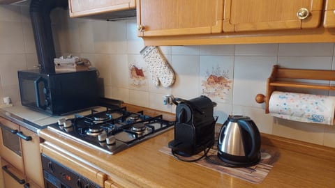 la cucina con gli elettrodomestici