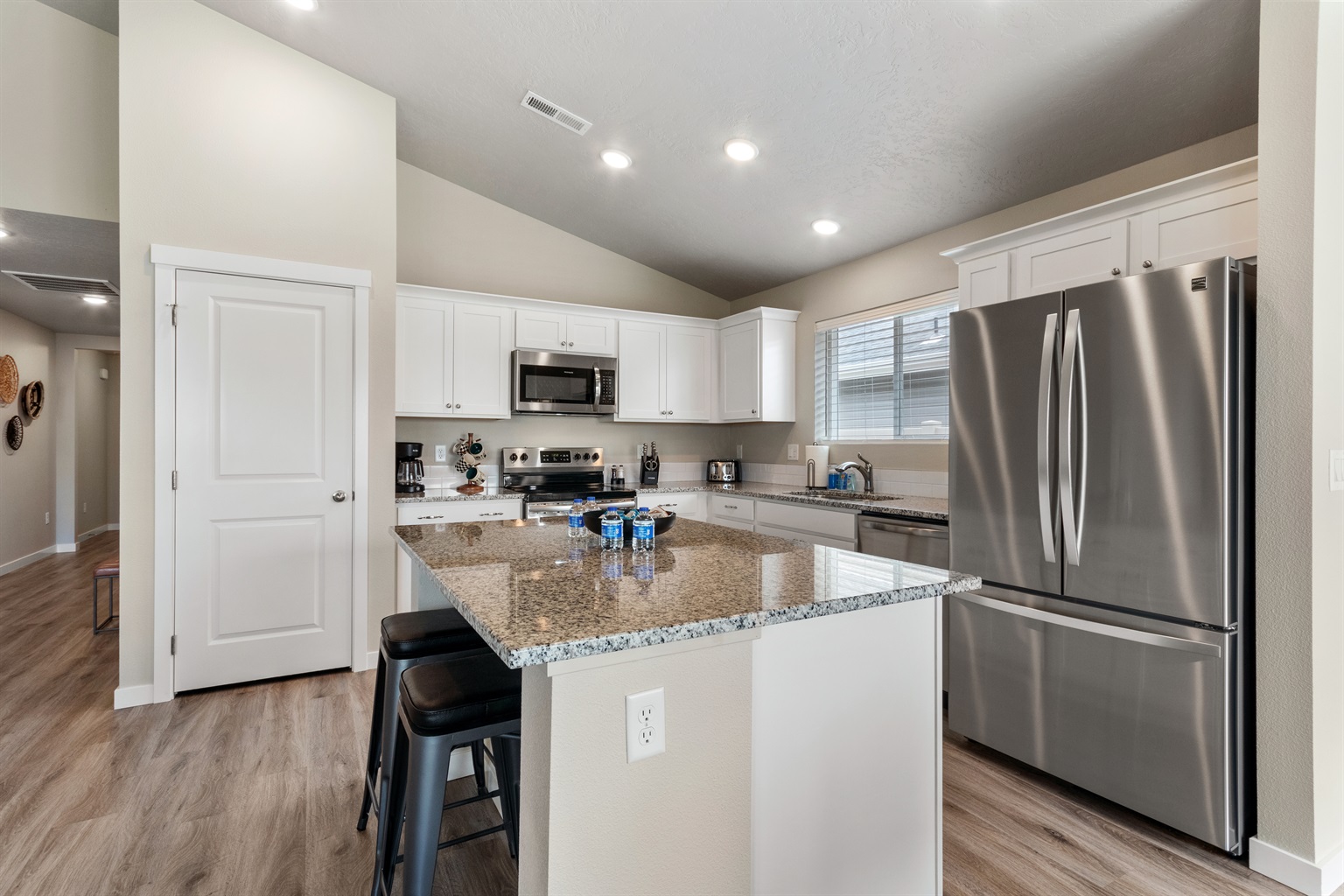 cool-and-calming-designer-home-in-nampa/