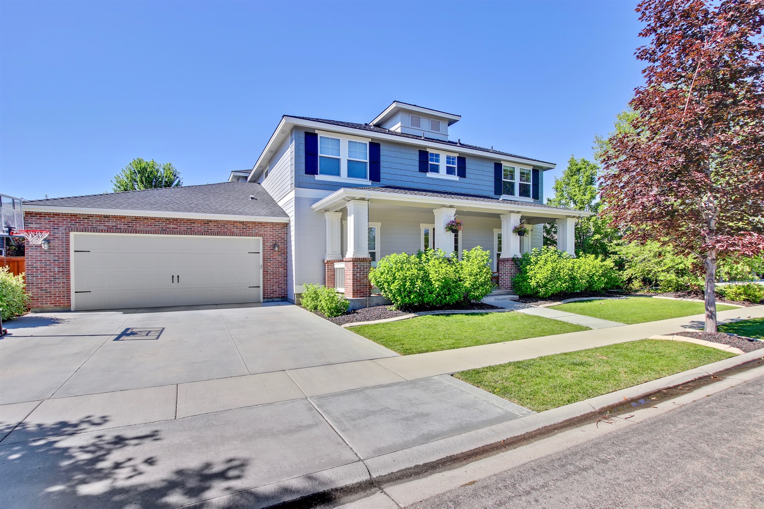 large-modern-5-bedroom-custom-home-centrally-located-in-meridian/