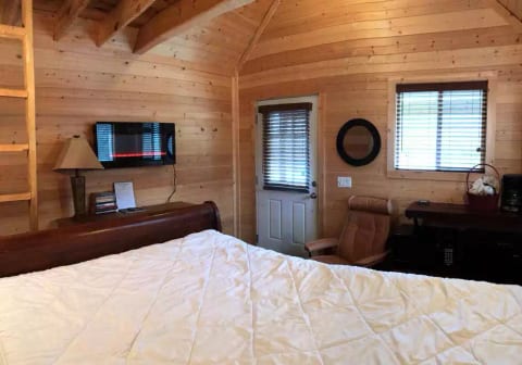 Pine Loft Cabin w/Mountain  Views