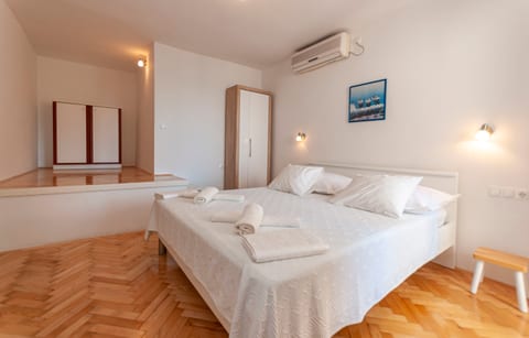 Apartments and Rooms Nikola - Unit 56086-61