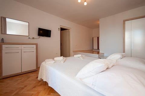 Apartments and Rooms Nikola - Unit 56086-61