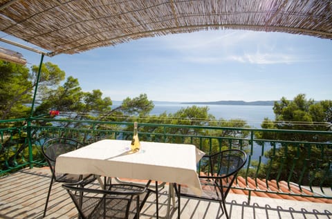 Apartments Mira Beachfront Bliss - Unit 151011-15