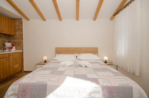 Apartments Mira Beachfront Bliss - Unit 151011-15