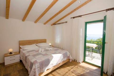 Apartments Mira Beachfront Bliss - Unit 151011-15