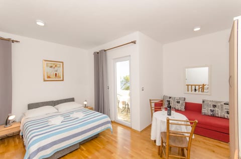 Apartments Mira Beachfront Bliss - Unit 151012-15