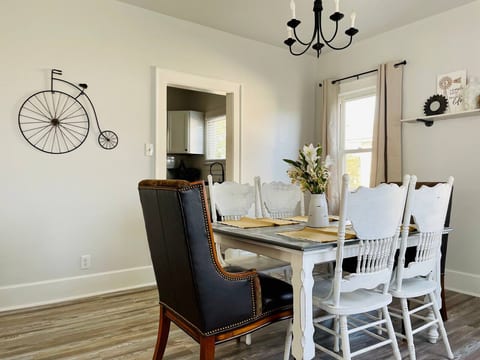 The Chic Shack / Centrally Located 2BR/1BA Home