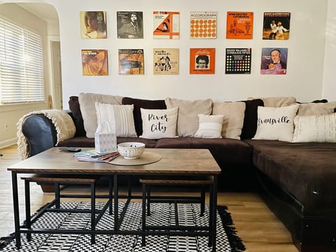 River City Retreat |KING 1BD/1BA Stylish Apt