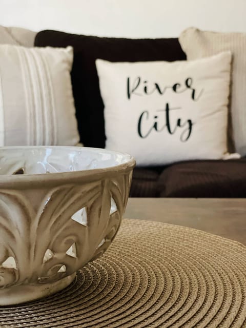 River City Retreat |KING 1BD/1BA Stylish Apt