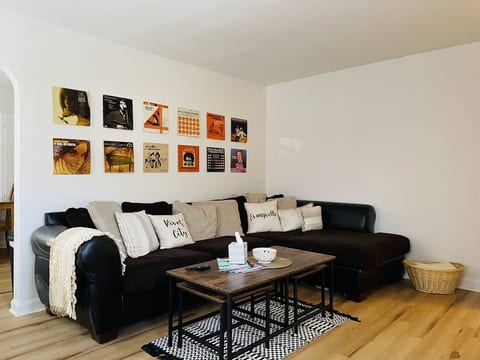River City Retreat |KING 1BD/1BA Stylish Apt
