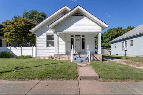 Abode à la Mode / Centrally Located 2BR/1BA Home